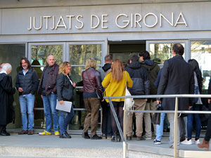 Concentraci&oacute; sota el lema '21 raons' en suport als encausats pels talls de les vies del TAV que es van fer a l'aniversari de l'1-O, a la pla&ccedil;a del Vi