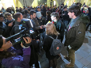 Concentraci&oacute; sota el lema '21 raons' en suport als encausats pels talls de les vies del TAV que es van fer a l'aniversari de l'1-O, a la pla&ccedil;a del Vi