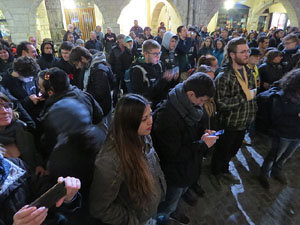 Concentraci&oacute; sota el lema '21 raons' en suport als encausats pels talls de les vies del TAV que es van fer a l'aniversari de l'1-O, a la pla&ccedil;a del Vi