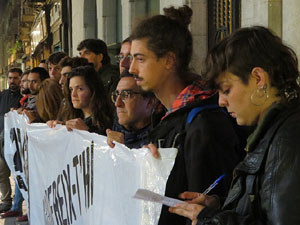 Concentraci&oacute; sota el lema '21 raons' en suport als encausats pels talls de les vies del TAV que es van fer a l'aniversari de l'1-O, a la pla&ccedil;a del Vi