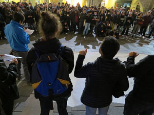 Concentraci&oacute; sota el lema '21 raons' en suport als encausats pels talls de les vies del TAV que es van fer a l'aniversari de l'1-O, a la pla&ccedil;a del Vi