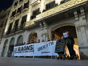 Concentraci&oacute; sota el lema '21 raons' en suport als encausats pels talls de les vies del TAV que es van fer a l'aniversari de l'1-O, a la pla&ccedil;a del Vi