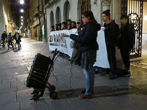 Concentraci&oacute; sota el lema '21 raons' en suport als encausats pels talls de les vies del TAV que es van fer a l'aniversari de l'1-O, a la pla&ccedil;a del Vi