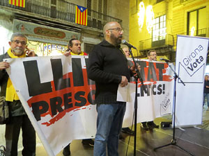 Concentraci&oacute; a la pla&ccedil;a del Vi de suport a la vaga de fam iniciada per Jordi S&agrave;nchez, Jordi Turull, Joaquim Forn i Jordi Rull