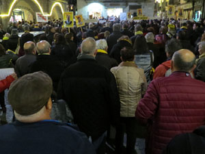 Concentraci&oacute; a la pla&ccedil;a del Vi de suport a la vaga de fam iniciada per Jordi S&agrave;nchez, Jordi Turull, Joaquim Forn i Jordi Rull