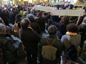 Concentraci&oacute; a la pla&ccedil;a del Vi de suport a la vaga de fam iniciada per Jordi S&agrave;nchez, Jordi Turull, Joaquim Forn i Jordi Rull