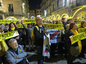 Concentraci&oacute; a la pla&ccedil;a del Vi de suport a la vaga de fam iniciada per Jordi S&agrave;nchez, Jordi Turull, Joaquim Forn i Jordi Rull