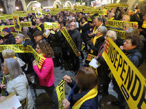 Concentraci&oacute; a la pla&ccedil;a del Vi de suport a la vaga de fam iniciada per Jordi S&agrave;nchez, Jordi Turull, Joaquim Forn i Jordi Rull