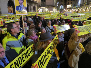 Concentraci&oacute; a la pla&ccedil;a del Vi de suport a la vaga de fam iniciada per Jordi S&agrave;nchez, Jordi Turull, Joaquim Forn i Jordi Rull
