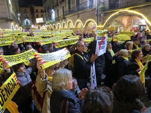 Concentraci&oacute; a la pla&ccedil;a del Vi de suport a la vaga de fam iniciada per Jordi S&agrave;nchez, Jordi Turull, Joaquim Forn i Jordi Rull