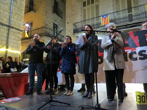 Concentraci&oacute; a la pla&ccedil;a del Vi de suport a la vaga de fam iniciada per Jordi S&agrave;nchez, Jordi Turull, Joaquim Forn i Jordi Rull