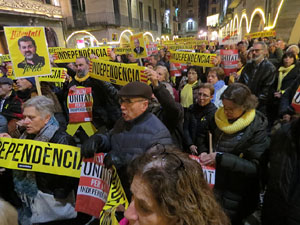 Concentraci&oacute; a la pla&ccedil;a del Vi de suport a la vaga de fam iniciada per Jordi S&agrave;nchez, Jordi Turull, Joaquim Forn i Jordi Rull