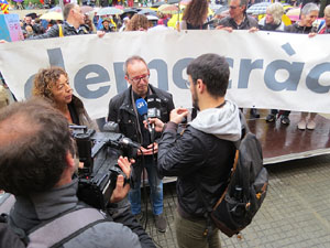 Concentraci&oacute; contra l'exclusi&oacute; de Carles Puigdemont, Toni Com&iacute; i  Clara Ponsat&iacute; a les eleccions Europees