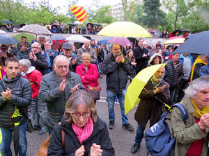 Concentraci&oacute; contra l'exclusi&oacute; de Carles Puigdemont, Toni Com&iacute; i  Clara Ponsat&iacute; a les eleccions Europees