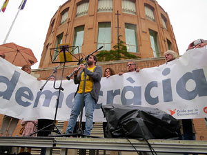 Concentraci&oacute; contra l'exclusi&oacute; de Carles Puigdemont, Toni Com&iacute; i  Clara Ponsat&iacute; a les eleccions Europees