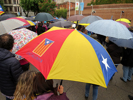 Concentraci&oacute; contra l'exclusi&oacute; de Carles Puigdemont, Toni Com&iacute;n  Clara Ponsat&iacute; a les eleccions Europees davant la delegaci&oacute; del Gobierno a Girona