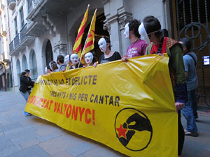 Concentraci&oacute; a la pla&ccedil;a del Vi de suport i recolzament a Valt&ograve;nyc