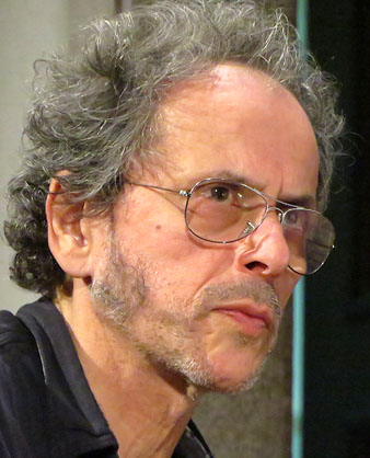 Pascal Comelade durant el concert