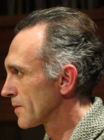 Simon de C&eacute;ret durant el concert