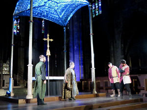 Representació de la Consueta de Sant Jordi cavaller a la nau gòtica de la Catedral