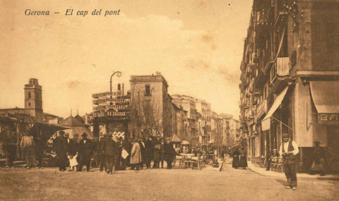 Vista de l'actual Rambla de la Llibertat des de la pujada del pont de Pedra. A l'esquerra, el campanar de les Bernardes amb el cupulí en obres. 1910
