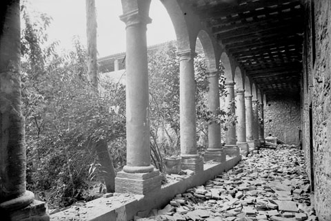 Claustre del convent de les Bernardes en estat d'abandonament. 1936-1939