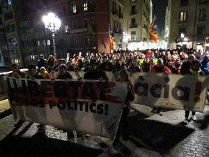 Manifestaci&oacute; per la detenci&oacute; del alcaldes de Verges i Celr&agrave;, Ignasi Sabater i Daniel Cornell&agrave;, i catorze persones m&eacute;s