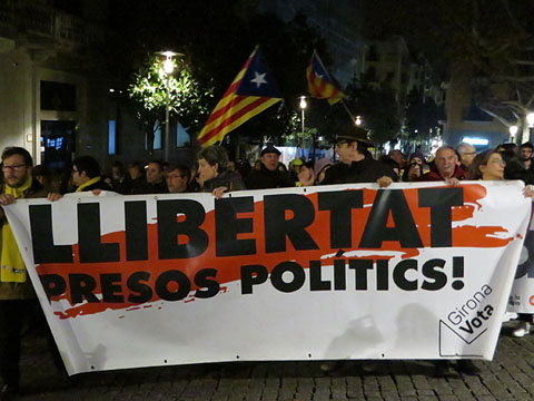 La manifestaci&oacute; pels carrers del Barri Vell