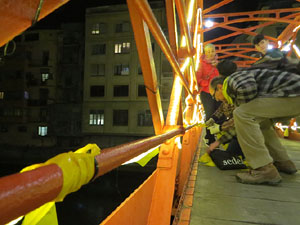 Enlla&ccedil;ada massiva pels carrers de Girona sota el lema 'No esteu sols'