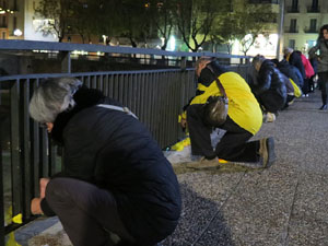 Enlla&ccedil;ada massiva pels carrers de Girona sota el lema 'No esteu sols'
