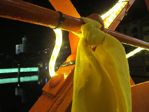 Enlla&ccedil;ada massiva pels carrers de Girona sota el lema 'No esteu sols'