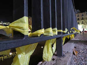 Enlla&ccedil;ada massiva pels carrers de Girona sota el lema 'No esteu sols'