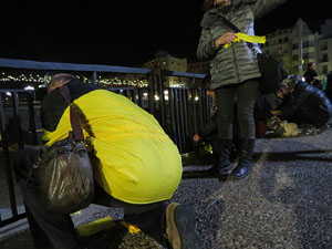 Enlla&ccedil;ada massiva pels carrers de Girona sota el lema 'No esteu sols'