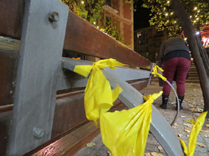 Enlla&ccedil;ada massiva pels carrers de Girona sota el lema 'No esteu sols'