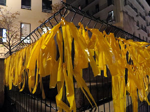 Enlla&ccedil;ada massiva pels carrers de Girona sota el lema 'No esteu sols'