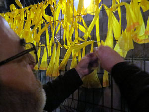 Enlla&ccedil;ada massiva pels carrers de Girona sota el lema 'No esteu sols'