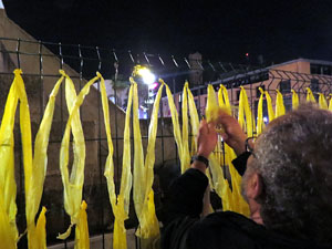 Enlla&ccedil;ada massiva pels carrers de Girona sota el lema 'No esteu sols'