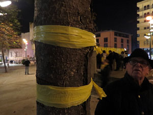 Enlla&ccedil;ada massiva pels carrers de Girona sota el lema 'No esteu sols'