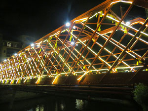 Enlla&ccedil;ada massiva pels carrers de Girona sota el lema 'No esteu sols'