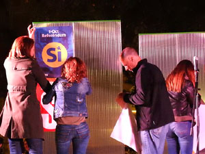 Inici de la campanya pel S&Iacute; al refer&egrave;ndum a la pla&ccedil;a de la Independ&egrave;ncia