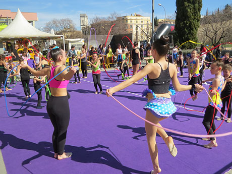 VII Jornada de l'Esport Femen&iacute; 2017 a la pla&ccedil;a Salvador Espriu, la pla&ccedil;a Catalunya la de Francesc Calvet i Rubalcaba, i el riu Onyar