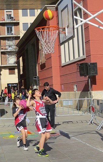 Basquet a la pla&ccedil;a Calvet i Rubalcaba