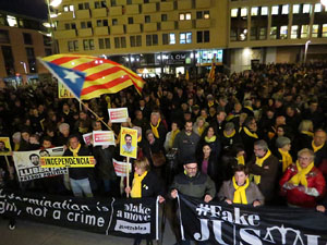 Manifestaci&oacute; contra el judici al proc&eacute;s. Concentraci&oacute; a la pla&ccedil;a de l'U d'octubre de 2017 i manifestaci&oacute; fins els Jutjats de Girona