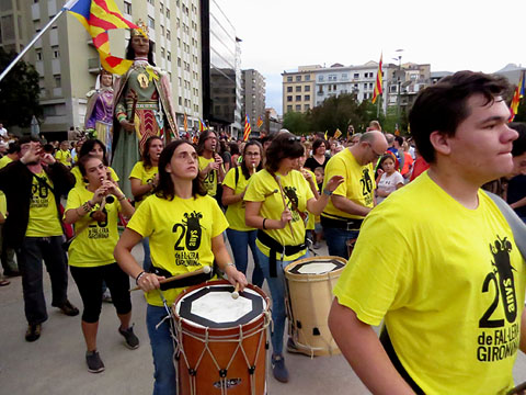 Entrada dels gegants de la ciutat i la Fal&middot;lera Gironina a la pla&ccedil;a de l'1 d'octubre de 2017