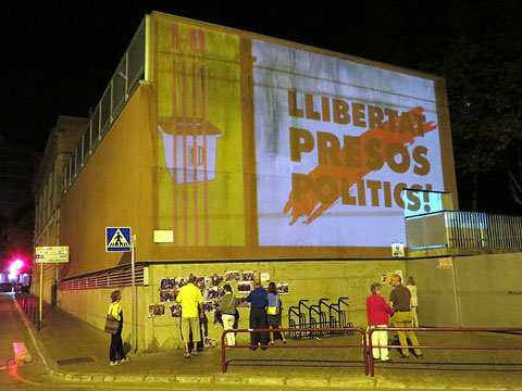 Projeccions a la fa&ccedil;ana del col&middot;legi Bruguera