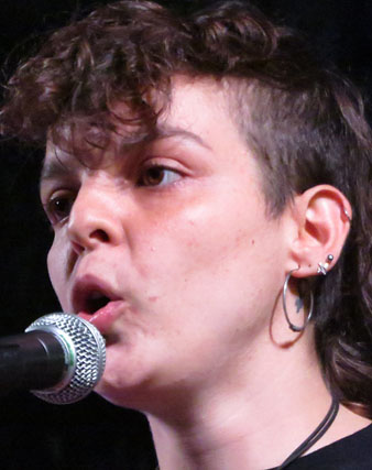 Carla Costa, membre de La Forja Giron&egrave;s, durant la manifestaci&oacute; del vespre