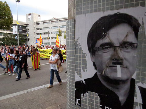 La manifestaci&oacute; al seu pas per la pla&ccedil;a Jaume Vicens Vives