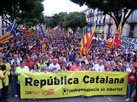 La manifestaci&oacute; a la pla&ccedil;a de Sant Pere