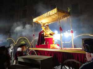 La Cavalcada de Reis 2019. Arribada del seguici a la pla&ccedil;a del Vi