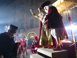 La Cavalcada de Reis 2019. Arribada del seguici a la pla&ccedil;a del Vi